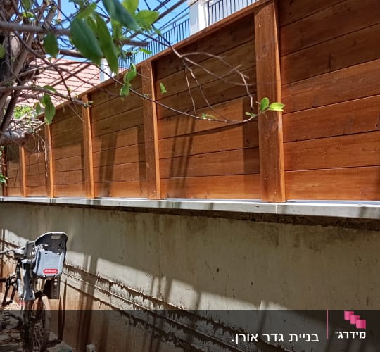 גדר עץ חומה עם עמודי תמיכה